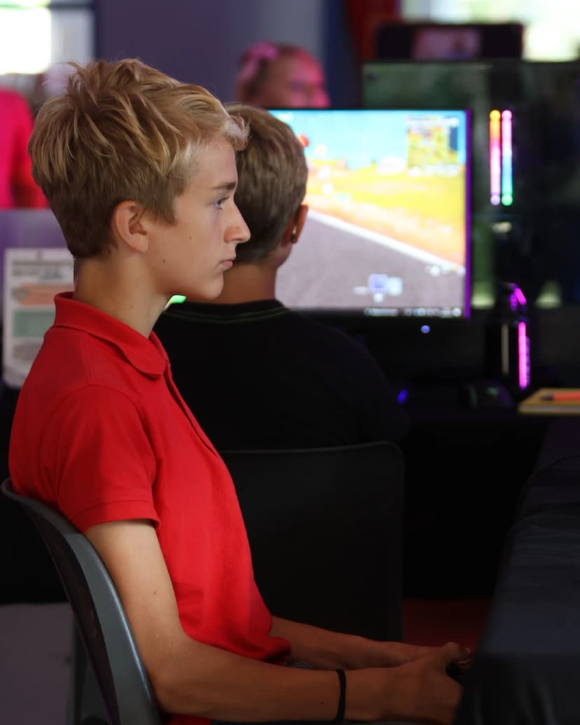 Visiteurs jouant à Mario Kart 8 sur Nintendo Switch lors du Gaming House Tour 2025