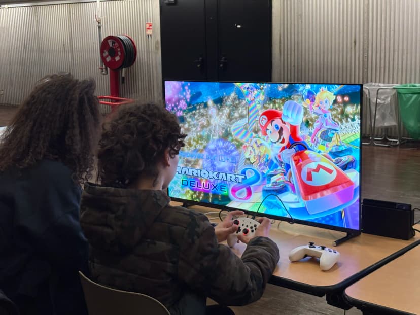 Visiteur jouant à Mario Kart 8 sur Nintendo Switch lors des Valorant Series à la Cité des Sciences 2025